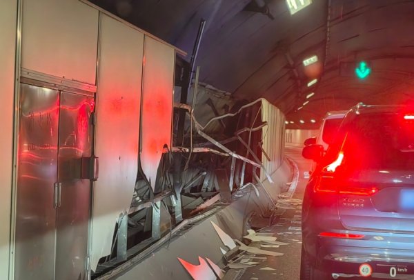 股票配资114 今天上午复兴东路隧道发生两车事故 入口一度封闭